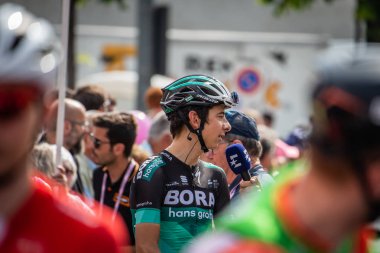 Susa, İtalya 26 Mayıs 2018: Davide Formolo, Bora Hansgrohe ekibi, bir görüşme başlamadan önce İtalya Bisiklet turu 2018 Cervinia varış ile son dağına aşaması sırasında.