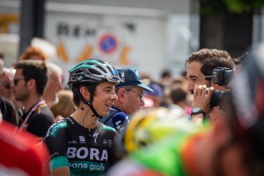 Susa, İtalya 26 Mayıs 2018: Davide Formolo, Bora Hansgrohe ekibi, bir görüşme başlamadan önce İtalya Bisiklet turu 2018 Cervinia varış ile son dağına aşaması sırasında.