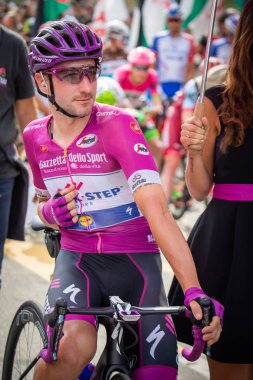 Susa, İtalya 26 Mayıs 2018: Profesyonel bisikletçi kısa bir süre önce Tur İtalya 2018 yılında Susa son sert dağına aşamasında başlamak