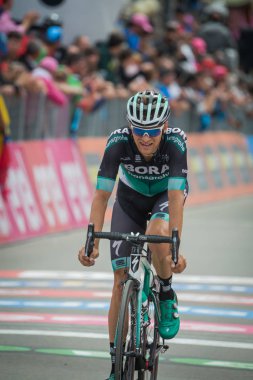 Cervinia, İtalya 26 Mayıs 2018: profesyonel bisikletçi geçmek bitiş çizgisine İtalya Bisiklet turu 2018 son dağ etabına Cervinia'da.