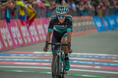 Cervinia, İtalya 26 Mayıs 2018: profesyonel bisikletçi geçmek bitiş çizgisine İtalya Bisiklet turu 2018 son dağ etabına Cervinia'da.