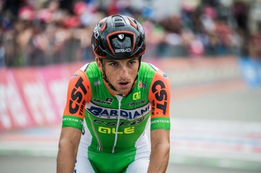Cervinia, İtalya 26 Mayıs 2018: Giulio Ciccone, Bardiani bos takım, geçmek İtalya Bisiklet turu 2018 son dağ etabına bitiş çizgisine Cervinia'da.