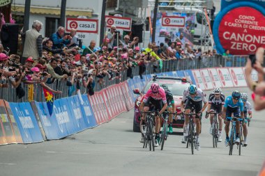 Cervinia, İtalya 26 Mayıs 2018: Chris Froome onlarla birlikte aynı zamanda Davide Formolo bitirmek takım arkadaşı bitiş çizgisine İtalya Bisiklet turu 2018 geçen dağ sahne üzerinde kutladı.