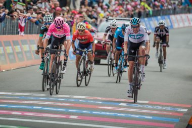 Cervinia, İtalya 26 Mayıs 2018: Chris Froome onlarla birlikte aynı zamanda Davide Formolo bitirmek takım arkadaşı bitiş çizgisine İtalya Bisiklet turu 2018 geçen dağ sahne üzerinde kutladı.