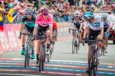 Cervinia, İtalya 26 Mayıs 2018: Chris Froome onlarla birlikte aynı zamanda Davide Formolo bitirmek takım arkadaşı bitiş çizgisine İtalya Bisiklet turu 2018 geçen dağ sahne üzerinde kutladı.