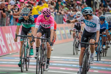 Cervinia, İtalya 26 Mayıs 2018: Chris Froome onlarla birlikte aynı zamanda Davide Formolo bitirmek takım arkadaşı bitiş çizgisine İtalya Bisiklet turu 2018 geçen dağ sahne üzerinde kutladı.