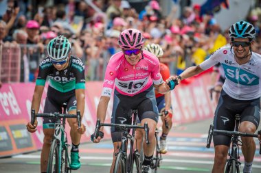 Cervinia, İtalya 26 Mayıs 2018: Chris Froome onlarla birlikte aynı zamanda Davide Formolo bitirmek takım arkadaşı bitiş çizgisine İtalya Bisiklet turu 2018 geçen dağ sahne üzerinde kutladı.