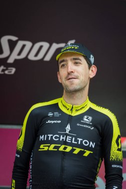 Cervinia, İtalya 26 Mayıs 2018: Mikel Nieve, Mitchelton-Scott takımı, zafer İtalya Bisiklet turu 2018 Stage'le Cervinia varış bir sert dağına gün sonra podyumda kutluyor.