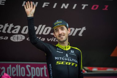 Cervinia, İtalya 26 Mayıs 2018: Mikel Nieve, Mitchelton-Scott takımı, zafer İtalya Bisiklet turu 2018 Stage'le Cervinia varış bir sert dağına gün sonra podyumda kutluyor.
