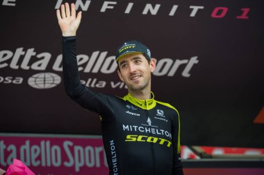Cervinia, İtalya 26 Mayıs 2018: Mikel Nieve, Mitchelton-Scott takımı, zafer İtalya Bisiklet turu 2018 Stage'le Cervinia varış bir sert dağına gün sonra podyumda kutluyor.