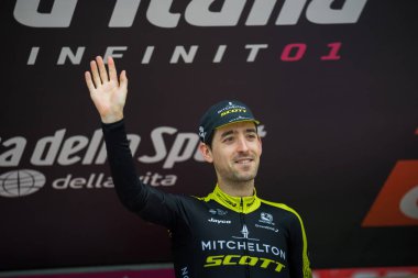 Cervinia, İtalya 26 Mayıs 2018: Mikel Nieve, Mitchelton-Scott takımı, zafer İtalya Bisiklet turu 2018 Stage'le Cervinia varış bir sert dağına gün sonra podyumda kutluyor.