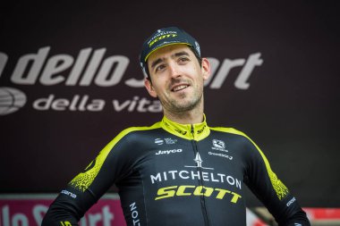 Cervinia, İtalya 26 Mayıs 2018: Mikel Nieve, Mitchelton-Scott takımı, zafer İtalya Bisiklet turu 2018 Stage'le Cervinia varış bir sert dağına gün sonra podyumda kutluyor.
