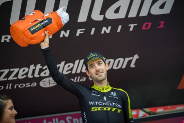 Cervinia, İtalya 26 Mayıs 2018: Mikel Nieve, Mitchelton-Scott takımı, zafer İtalya Bisiklet turu 2018 Stage'le Cervinia varış bir sert dağına gün sonra podyumda kutluyor.