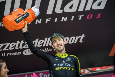 Cervinia, İtalya 26 Mayıs 2018: Mikel Nieve, Mitchelton-Scott takımı, zafer İtalya Bisiklet turu 2018 Stage'le Cervinia varış bir sert dağına gün sonra podyumda kutluyor.