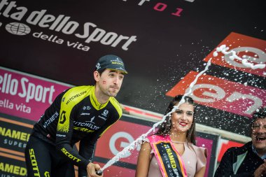 Cervinia, İtalya 26 Mayıs 2018: Mikel Nieve, Mitchelton-Scott takımı, zafer İtalya Bisiklet turu 2018 Stage'le Cervinia varış bir sert dağına gün sonra podyumda kutluyor.