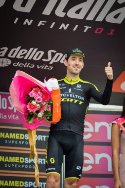 Cervinia, İtalya 26 Mayıs 2018: Mikel Nieve, Mitchelton-Scott takımı, zafer İtalya Bisiklet turu 2018 Stage'le Cervinia varış bir sert dağına gün sonra podyumda kutluyor.