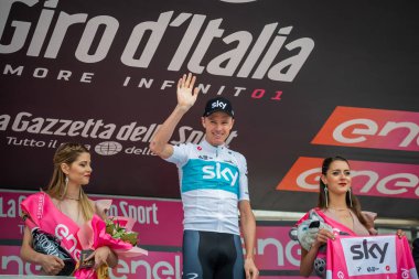 Cervinia, İtalya 26 Mayıs 2018: Chris Froome, Sky Team, bekle ödül töreni için podyum Cervinia içinde tur, İtalya 2018 Susa üzerinden Cervinia için sert dağına aşaması sonra.