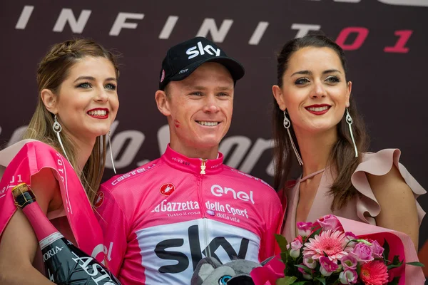 Cervinia, İtalya 26 Mayıs 2018: Chris Froome, lider tur, İtalya 2018 Susa üzerinden Cervinia için sert dağına aşaması sonra Cervinia içinde podyumda pembe Jersey'deki gökyüzü takım.