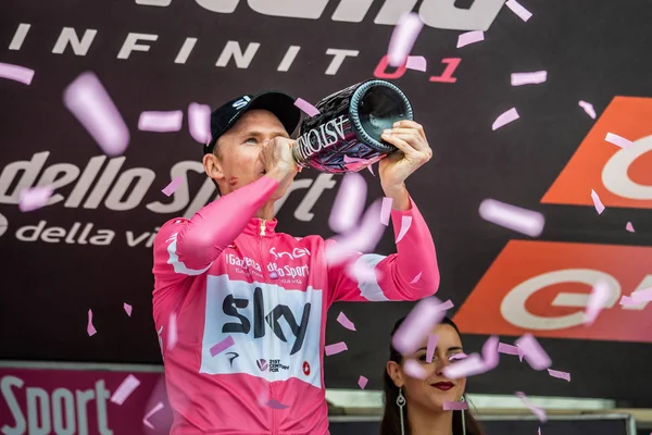 Cervinia, İtalya 26 Mayıs 2018: Chris Froome, lider tur, İtalya 2018 Susa üzerinden Cervinia için sert dağına aşaması sonra Cervinia içinde podyumda pembe Jersey'deki gökyüzü takım.