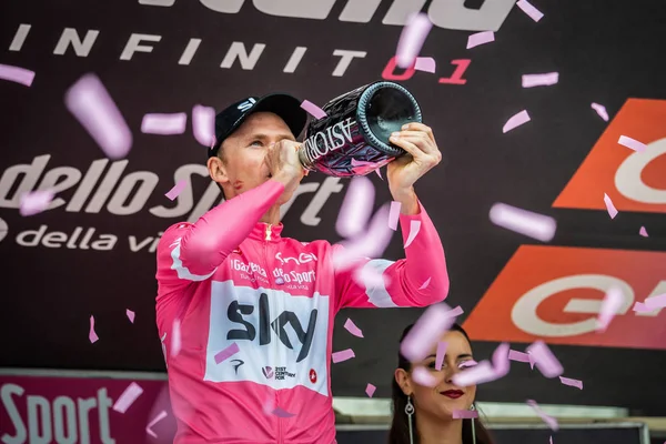 Cervinia, İtalya 26 Mayıs 2018: Chris Froome, lider tur, İtalya 2018 Susa üzerinden Cervinia için sert dağına aşaması sonra Cervinia içinde podyumda pembe Jersey'deki gökyüzü takım.