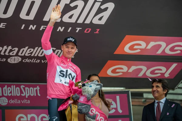 Cervinia, İtalya 26 Mayıs 2018: Chris Froome, lider tur, İtalya 2018 Susa üzerinden Cervinia için sert dağına aşaması sonra Cervinia içinde podyumda pembe Jersey'deki gökyüzü takım.