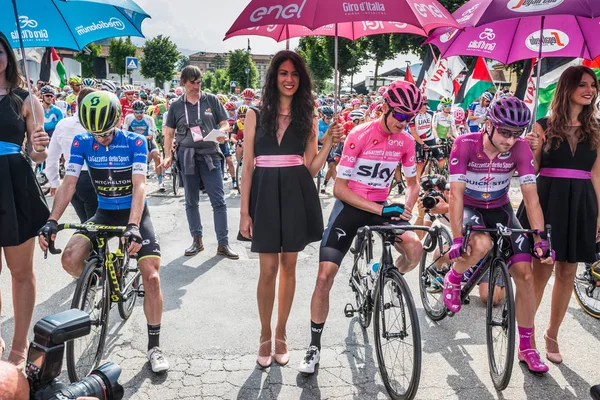 スーサでイタリア 2018 年のツアーの最後の難しいモンテイン段階の開始の直前にイタリア スーサ 2018 プロフェッショナル サイクリスト — ストック写真