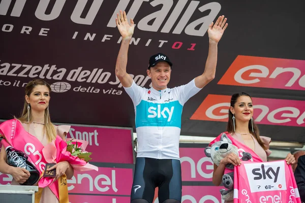 Cervinia, İtalya 26 Mayıs 2018: Chris Froome, Sky Team, bekle ödül töreni için podyum Cervinia içinde tur, İtalya 2018 Susa üzerinden Cervinia için sert dağına aşaması sonra.