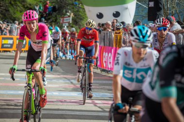 Bardonecchia, İtalya 25 Mayıs 2018: profesyonel bisikletçi geçer İtalya 2018 tur en zor dağ aşamadan sonra yorgunluk yok bitiş çizgisine.