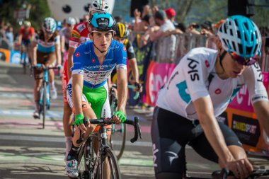 Bardonecchia, İtalya 25 Mayıs 2018: profesyonel bisikletçi, Giulio Ciccone, bitiş çizgisine İtalya 2018 tur en zor dağ aşamadan sonra yorgunluk yok geçer.