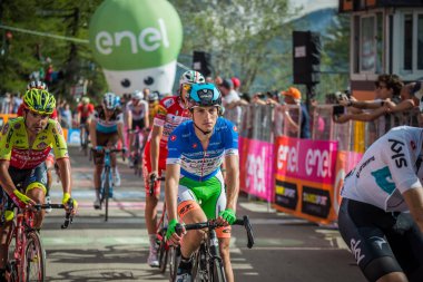 Bardonecchia, İtalya 25 Mayıs 2018: profesyonel bisikletçi, Giovanni Visconti, İtalya 2018 tur en zor dağ aşamadan sonra yorgunluk yok bitiş çizgisine geçer.