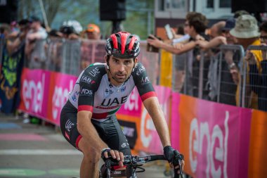 Bardonecchia, İtalya 25 Mayıs 2018: profesyonel bisikletçi, BAE ekibi, bitiş çizgisine İtalya 2018 tur en zor dağ aşamadan sonra yorgunluk yok geçer.