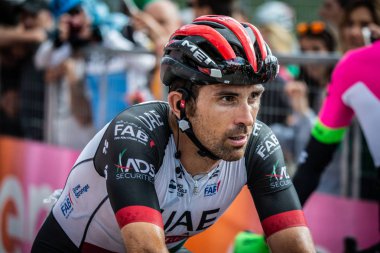 Bardonecchia, İtalya 25 Mayıs 2018: profesyonel bisikletçi, BAE ekibi, bitiş çizgisine İtalya 2018 tur en zor dağ aşamadan sonra yorgunluk yok geçer.