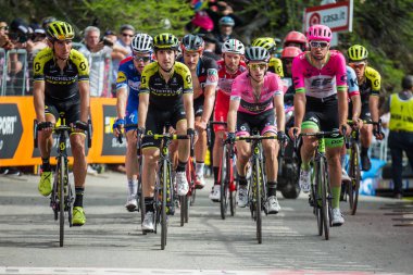 Bardonecchia, İtalya 25 Mayıs 2018: Profesyonel bisikletçiler, Grup Grup, Simon yaman ile bitiş çizgisine İtalya 2018 tur en zor dağ aşamadan sonra yorgunluk yok geçer.