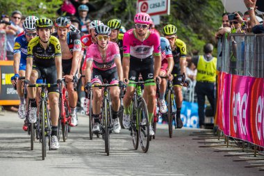 Bardonecchia, İtalya 25 Mayıs 2018: Profesyonel bisikletçiler, Grup Grup, Simon yaman ile bitiş çizgisine İtalya 2018 tur en zor dağ aşamadan sonra yorgunluk yok geçer.