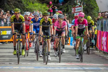 Bardonecchia, İtalya 25 Mayıs 2018: Profesyonel bisikletçiler, Grup Grup, Simon yaman ile bitiş çizgisine İtalya 2018 tur en zor dağ aşamadan sonra yorgunluk yok geçer.