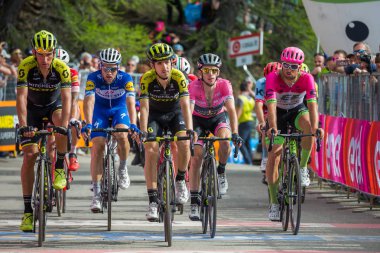 Bardonecchia, İtalya 25 Mayıs 2018: Profesyonel bisikletçiler, Grup Grup, Simon yaman ile bitiş çizgisine İtalya 2018 tur en zor dağ aşamadan sonra yorgunluk yok geçer.