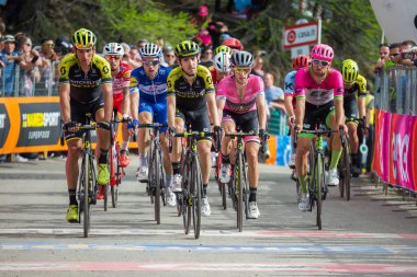 Bardonecchia, İtalya 25 Mayıs 2018: Profesyonel bisikletçiler, Grup Grup, Simon yaman ile bitiş çizgisine İtalya 2018 tur en zor dağ aşamadan sonra yorgunluk yok geçer.