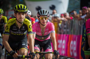 Bardonecchia, İtalya 25 Mayıs 2018: Profesyonel bisikletçiler, Grup Grup, Simon yaman ile bitiş çizgisine İtalya 2018 tur en zor dağ aşamadan sonra yorgunluk yok geçer.