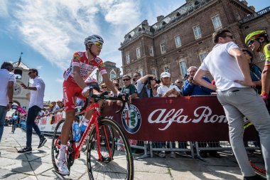 Venaria Reale, İtalya 25 Mayıs 2018: Profesyonel bisikletçi podyum imzalar önce İtalya 2018 Tur zor dağ aşaması için veri transferi.
