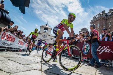 Venaria Reale, İtalya 25 Mayıs 2018: Profesyonel bisikletçi podyum imzalar önce İtalya 2018 Tur zor dağ aşaması için veri transferi.