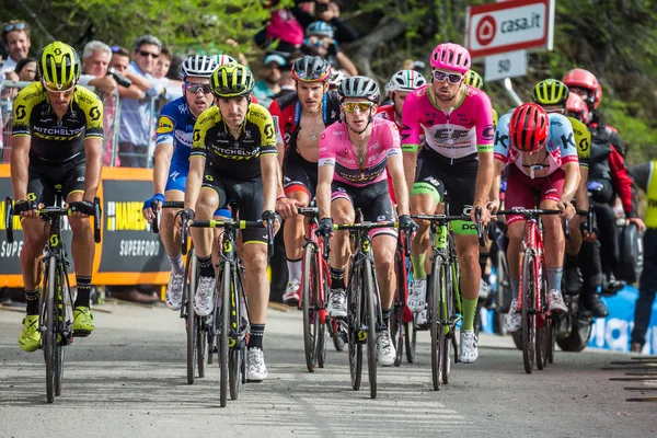 Bardonecchia, İtalya 25 Mayıs 2018: Profesyonel bisikletçiler, Grup Grup, Simon yaman ile bitiş çizgisine İtalya 2018 tur en zor dağ aşamadan sonra yorgunluk yok geçer.