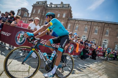 Venaria Reale, İtalya 25 Mayıs 2018: Profesyonel bisikletçi podyum imzalar önce İtalya 2018 Tur zor dağ aşaması için veri transferi.