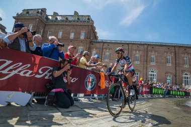 Venaria Reale, İtalya 25 Mayıs 2018: Profesyonel bisikletçi podyum imzalar önce İtalya 2018 Tur zor dağ aşaması için veri transferi.