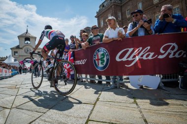 Venaria Reale, İtalya 25 Mayıs 2018: Profesyonel bisikletçi podyum imzalar önce İtalya 2018 Tur zor dağ aşaması için veri transferi.