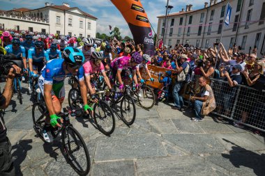 Venaria Reale, İtalya 25 Mayıs 2018: Profesyonel bisikletçiler Venaria Reale ve varış yokuş yukarı Bardonecchia İtalya 2018 Tur son sert dağına aşamasında başlamak.