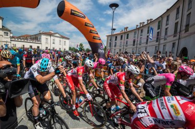 Venaria Reale, İtalya 25 Mayıs 2018: Profesyonel bisikletçiler Venaria Reale ve varış yokuş yukarı Bardonecchia İtalya 2018 Tur son sert dağına aşamasında başlamak.