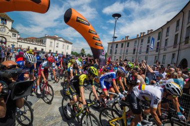 Venaria Reale, İtalya 25 Mayıs 2018: Profesyonel bisikletçiler Venaria Reale ve varış yokuş yukarı Bardonecchia İtalya 2018 Tur son sert dağına aşamasında başlamak.