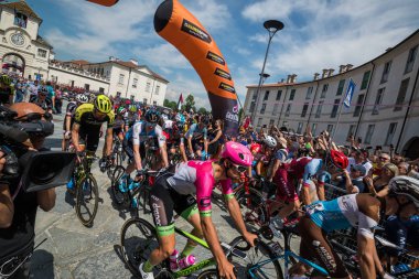 Venaria Reale, İtalya 25 Mayıs 2018: Profesyonel bisikletçiler Venaria Reale ve varış yokuş yukarı Bardonecchia İtalya 2018 Tur son sert dağına aşamasında başlamak.