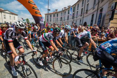 Venaria Reale, İtalya 25 Mayıs 2018: Profesyonel bisikletçiler Venaria Reale ve varış yokuş yukarı Bardonecchia İtalya 2018 Tur son sert dağına aşamasında başlamak.