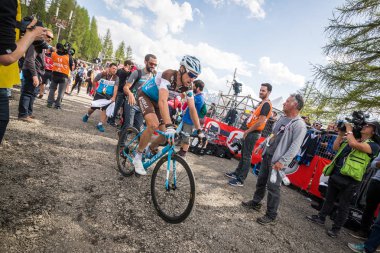 Bardonecchia, İtalya 25 Mayıs 2018: Profesyonel bisikletçi İtalya 2018 tur en zor dağ aşaması sonra otobüs geliş transfer.